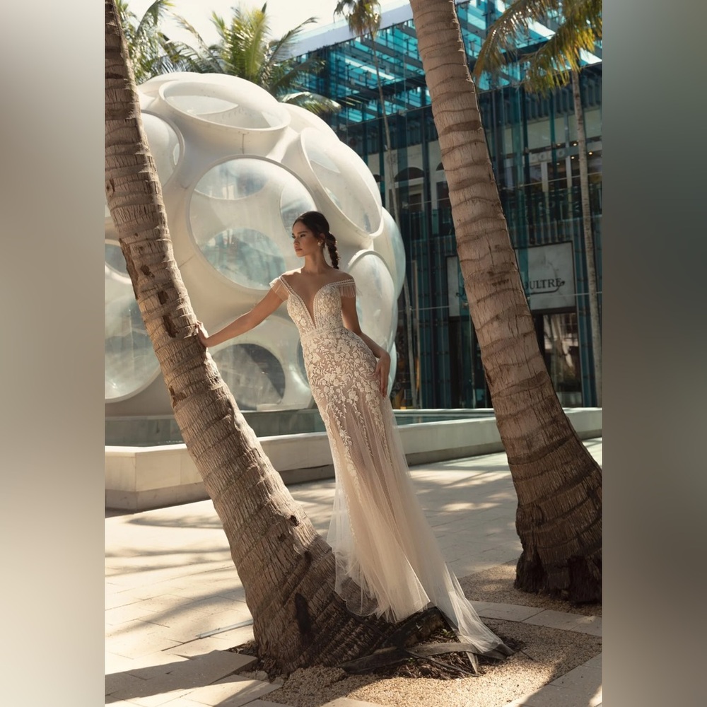 Elegant Ivory Bridal Gown.  Size 14.  P722